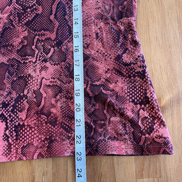 White House Black Market Women's T-Shirt Size L Red Snakeskin Print Pima Cotton - Picture 12 of 12